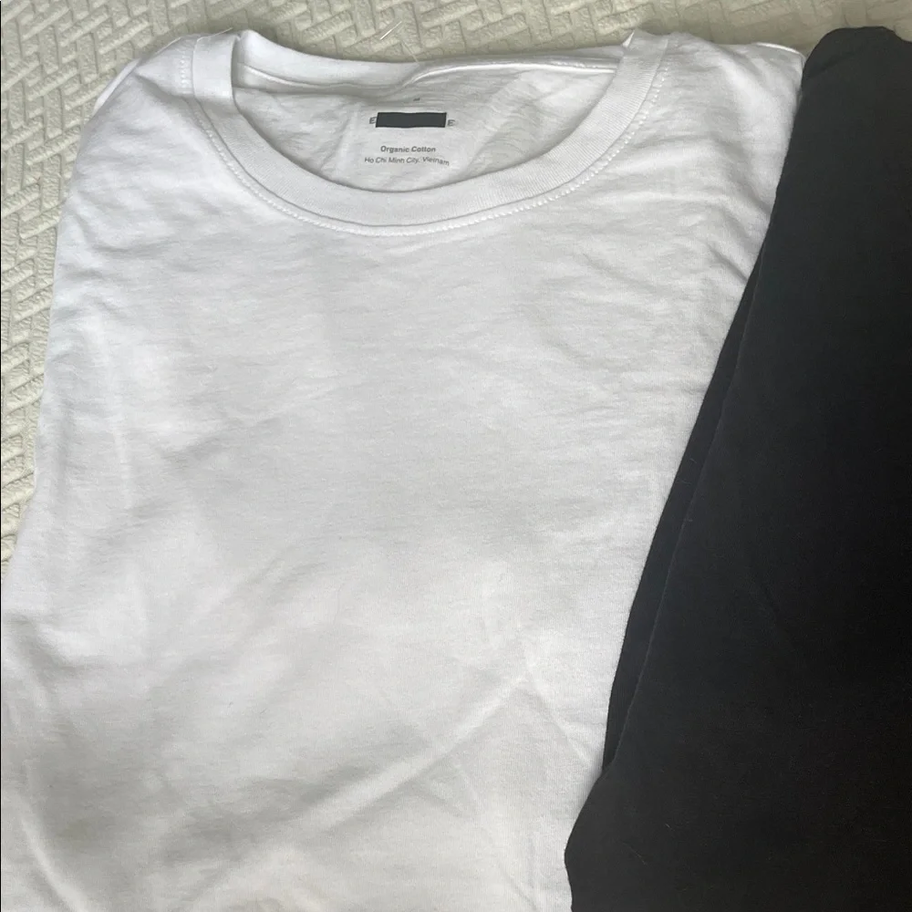2 Everlane Slim Fit Crewneck White and Black Short Sleeve Tees, new - Picture 4 of 7